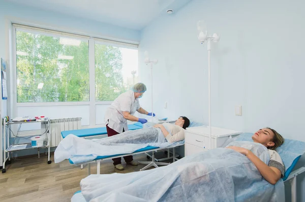 Enfermeira conectando um gotejamento intravenoso no quarto do hospital . — Fotografia de Stock