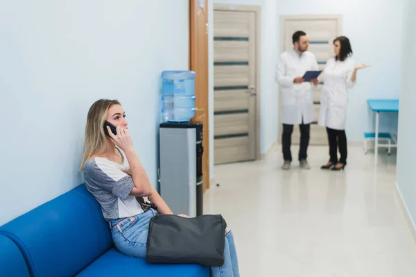 Paziente donna in attesa in ospedale Medici sala d'attesa — Foto Stock