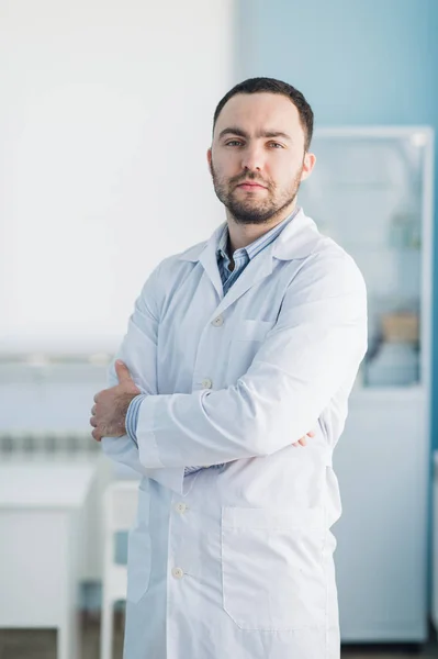 Joven médico guapo en el interior de la oficina del hospital — Foto de Stock