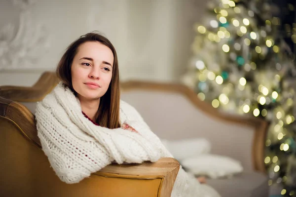 Belle jeune fille en plaid doux en attendant les vacances de Noël. Arbre de Noël sur fond — Photo