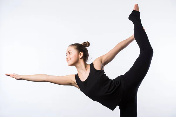 Mulher atraente fazendo pé arco Yoga Pose — Fotografia de Stock