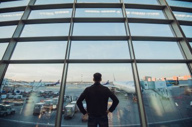 uçuş için bekleyen adam silüeti