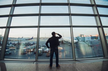 uçuş için bekleyen adam silüeti