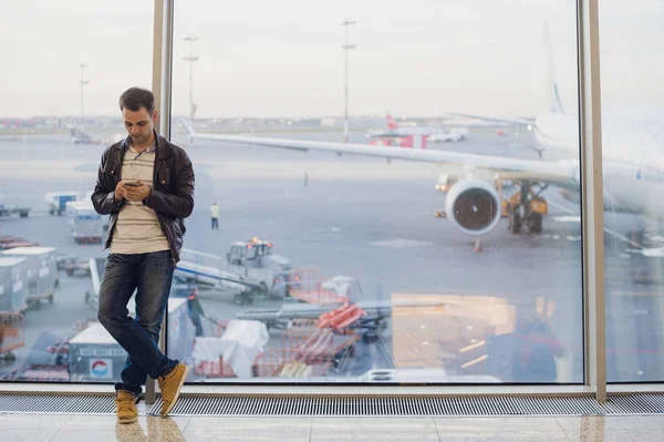 Geschäftsmann telefoniert am Flughafen-Terminal — Stockfoto