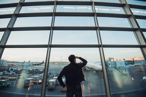 Silhouette of man waiting for the flight — Stock Photo, Image