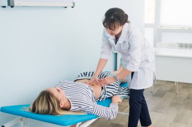 Doktor midesini hastalarından biriyle denetleme