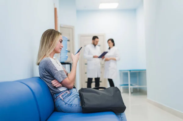 Paziente femminile rassicurata dai medici nella stanza d'ospedale — Foto Stock