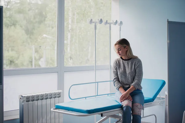 Mujer esperando al médico en el hospital — Foto de Stock