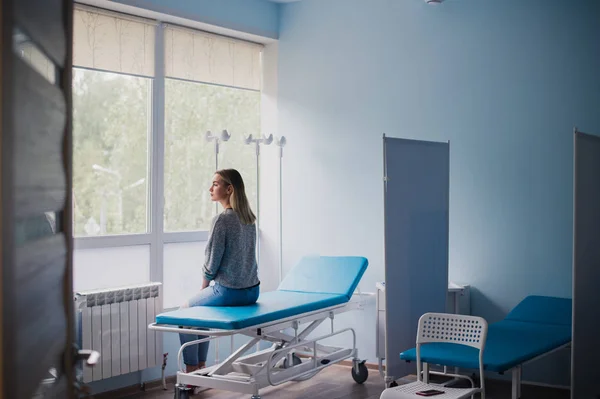 Donna in attesa di medico in ospedale — Foto Stock