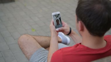 erkek arkadaşı ile görüntülü arama sırasında bir akıllı telefon tutarak el yakın çekim