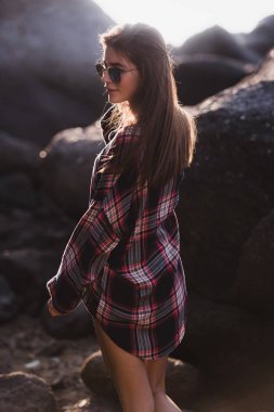 sunset Beach, oynak, genç ince güzel kadın dans, bohem kıyafeti, indie stili