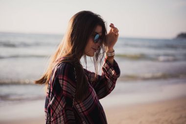 Neşeli sarışın hipster plaj portre kadar kapatın. Güneş gözlüğü, hippi kız stil, trendy yaz sahilde vahşi kız