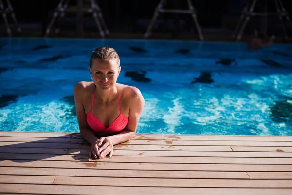 Cuerpo sexy de mujer hermosa. Chica relajándose en una piscina en verano . —  Fotos de Stock
