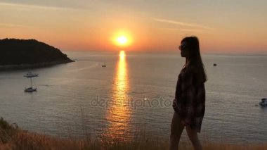 Genç hill adlı günbatımı sırasında ayakta tabaklanmış deri ile yaz hipster, kavram kadınlar, tropik bir adada tatil keyfi moda hippi kız ürpertici elbise güzel kız