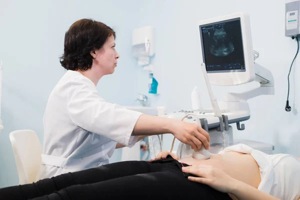 Mulher grávida recebendo tratamento por ultrassom no hospital — Fotografia de Stock