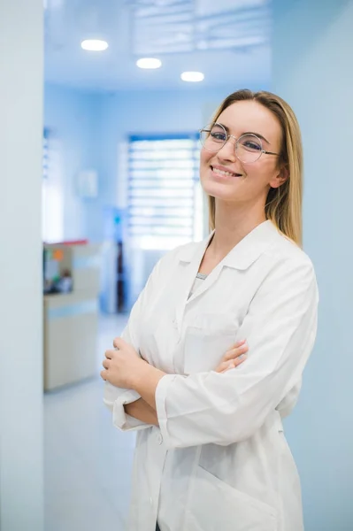 사무실에서 행복 한 미소 밝은 젊은 의사 여자 — 스톡 사진