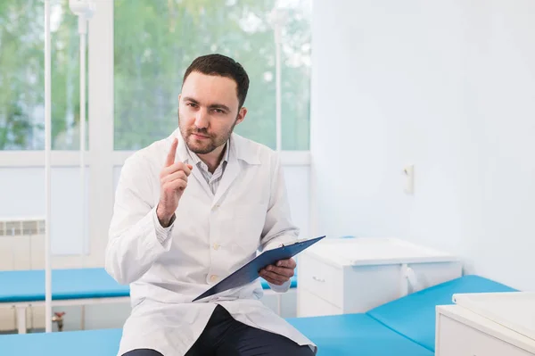 Primer plano de un médico en la sala de hospital Fondo —  Fotos de Stock