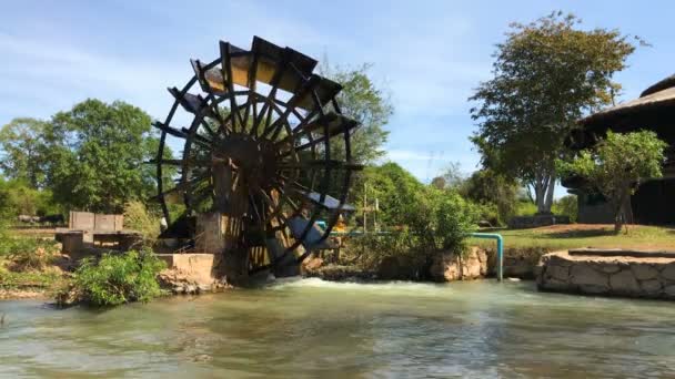 Turbina de ruedas de agua girando en el jardín — Vídeo de stock