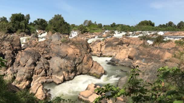 La rivière de montagne et les cascades au Vietnam 