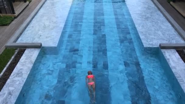 Вид зверху на дівчину в басейні — стокове відео