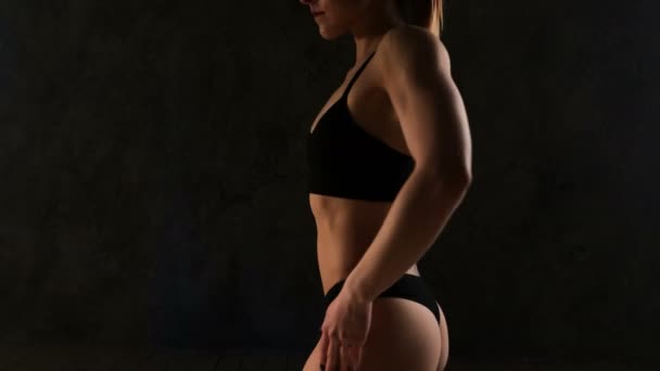 Close-up shot of good-looking powerful woman flexing muscles isolated over rusty background. — Stock Video