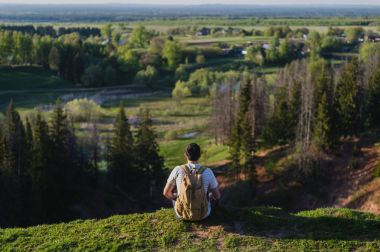 Genç turizm sırt çantası konumu güzel Kanyon kenarına olan adam ve zaferle ellerini kaldırdı. Dağın tepesine kadar ulaşan ve yukarı silah outstretching erkek uzun yürüyüşe çıkan kimse. Arka arkadan görünüm.