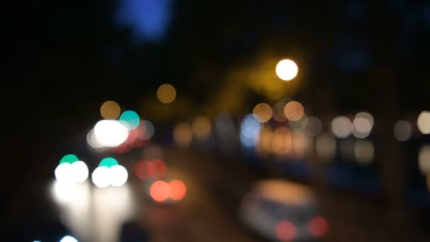 Nacht straat kleurrijke lights bokeh achtergrond. — Stockvideo