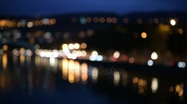 Ufuk gece şehir yol: nehir, köprü, hareketli araba ve sokak lambaları. Güzel gece bokeh manzarası