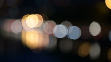 Bokeh arka plan gece şehir sokak renkli ışıklar.