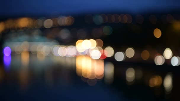 Nacht straat kleurrijke lights bokeh achtergrond. — Stockvideo