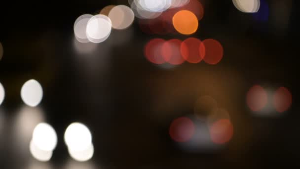 Abstenir flou bokeh de nuit embouteillage sur la route dans la ville . — Video