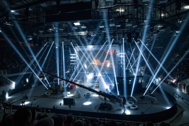 Saint Petersburg, Rusya - 28 Ekim 2017: Merkez üssü Csgo cyber spor olay. Ana mekan ve insanlar sahnede. Işıklar bir sürü