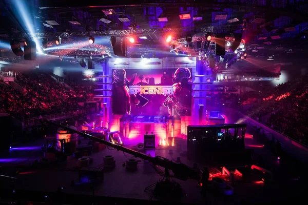 Petrohrad, Rusko - 28 října 2017: Epicentrum Counter Strike: Global Offensive cyber sportovní událost. Hlavní místo a obrazovka s logem akce — Stock fotografie