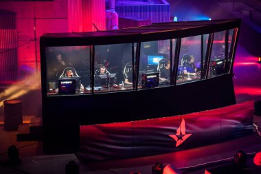 Saint Petersburg, Rusya - 28 Ekim 2017: Merkez üssü Counter Strike: küresel saldırgan cyber spor olay. Takım Astarlis kabin ve oyuncu oyundan önce hazırlık.