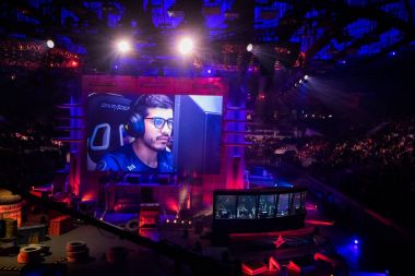 Saint Petersburg, Rusya - 28 Ekim 2017: Merkez üssü Counter Strike: küresel saldırgan cyber spor olay. Ana mekan ve Sk Gaming oyuncu Coldzera üstünde o ile ekranın