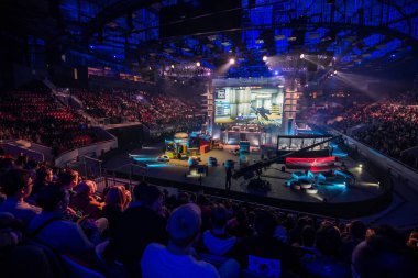 Saint Petersburg, Rusya - 28 Ekim 2017: Merkez üssü Counter Strike: küresel saldırgan cyber spor olay. Ana mekan sahne ve ekran oyun canlı resim ile