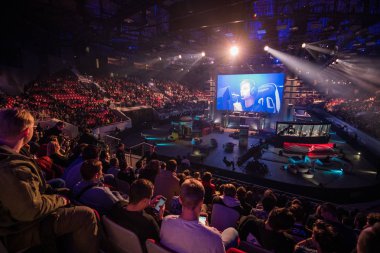 Saint Petersburg, Rusya - 28 Ekim 2017: Merkez üssü Counter Strike: küresel saldırgan cyber spor olay. Ana mekan sahne ve ekran oyun canlı resim ile
