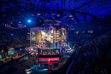 Saint Petersburg, Rusya - 28 Ekim 2017: Merkez üssü Counter Strike: küresel saldırgan cyber spor olay. Ana mekan sahne ve ekran oyun canlı resim ile