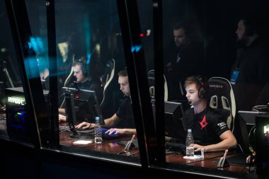 Saint Petersburg, Rusya - 28 Ekim 2017: Merkez üssü Counter Strike: küresel saldırgan cyber spor olay. Astralis oyuncular Sk gaming karşı oyun sırasında kabin.