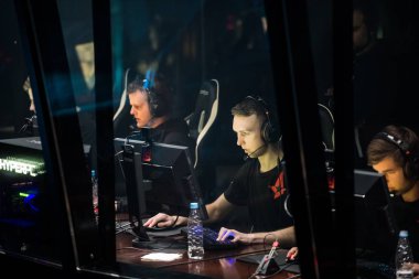 Saint Petersburg, Rusya - 28 Ekim 2017: Merkez üssü Counter Strike: küresel saldırgan cyber spor olay. Kabin Astralis oyuncular: kılıç odak
