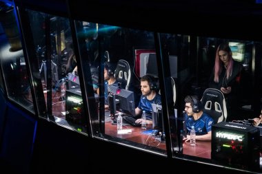Saint Petersburg, Rusya - 28 Ekim 2017: Merkez üssü Counter Strike: küresel saldırgan cyber spor olay. Takım Sk Gaming kabin ve oyuncu oyundan önce hazırlık içinde.