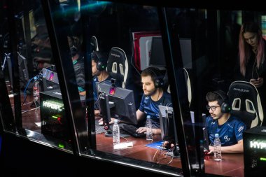 Saint Petersburg, Rusya - 28 Ekim 2017: Merkez üssü Counter Strike: küresel saldırgan cyber spor olay. Takım Sk Gaming kabin ve resmi turnuva oyun içinde oyun.