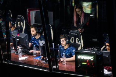 Saint Petersburg, Rusya - 28 Ekim 2017: Merkez üssü Counter Strike: küresel saldırgan cyber spor olay. Takım Sk Gaming: Gabriel Fallen Toledo ve Marcelo Coldzera David oyuncular kabin.