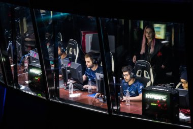 Saint Petersburg, Rusya - 28 Ekim 2017: Merkez üssü Counter Strike: küresel saldırgan cyber spor olay. Takım Sk Gaming: Gabriel Fallen Toledo ve Marcelo Coldzera David oyuncular kabin.