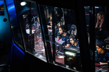 Saint Petersburg, Rusya - 28 Ekim 2017: Merkez üssü Counter Strike: küresel saldırgan cyber spor olay. Takım Sk Gaming kabin ve oyuncu oyundan önce hazırlık içinde.