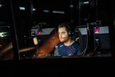 Saint Petersburg, Rusya - 28 Ekim 2017: Merkez üssü Counter Strike: küresel saldırgan cyber spor olay. Takım Sk Gaming: Gabriel Fallen Toledo bir sahne alanı'nda resmi turnuva oyun sırasında.