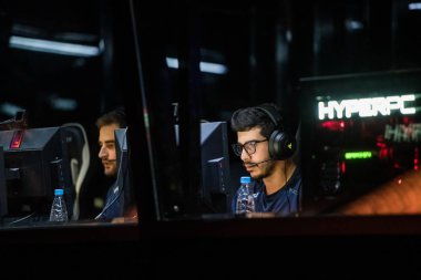 Saint Petersburg, Rusya - 28 Ekim 2017: Merkez üssü Counter Strike: küresel saldırgan cyber spor olay. Takım Sk Gaming: Gabriel Fallen Toledo ve Marcelo Coldzera David oyuncular kabin.
