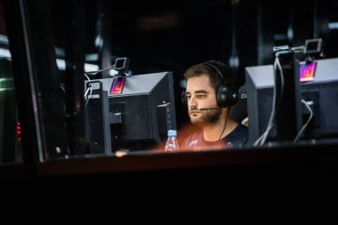Saint Petersburg, Rusya - 28 Ekim 2017: Merkez üssü Counter Strike: küresel saldırgan cyber spor olay. Takım Sk Gaming: Gabriel Fallen Toledo bir sahne alanı'nda resmi turnuva oyun sırasında.