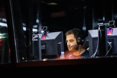 Saint Petersburg, Rusya - 28 Ekim 2017: Merkez üssü Counter Strike: küresel saldırgan cyber spor olay. Takım Sk Gaming: Gabriel Fallen Toledo bir sahne alanı'nda resmi turnuva oyun sırasında.
