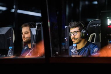 Saint Petersburg, Rusya - 28 Ekim 2017: Merkez üssü Counter Strike: küresel saldırgan cyber spor olay. Takım Sk Gaming: Gabriel Fallen Toledo ve Marcelo Coldzera David oyuncular kabin.